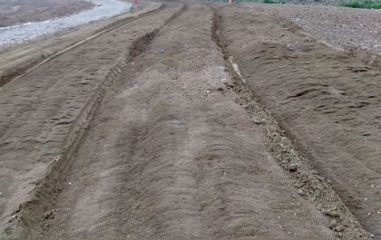 Broyage de pierres pour semi d'une nouvelle pelouse